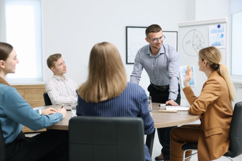 Reunión de marketing educativo para la captación de alumnos en un centro escolar